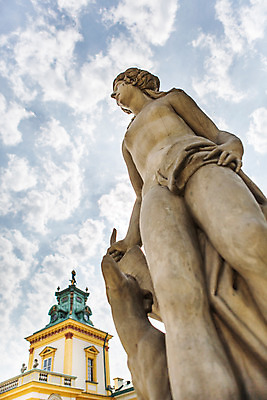 포토 JPG 주간 구름 해외풍경 유럽 로우앵글 하늘 풍경 사람없음 야외 건물 동상 궁전 동유럽 폴란드 바르샤바 빌라노우궁전 국내포토 자연요소 해외 건축물 나라 뷰포인트 고건축 조형물 기념물 파일형식