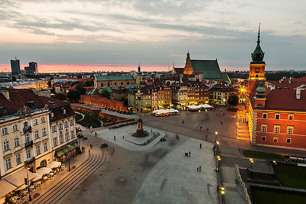 포토 JPG 해외풍경 유럽 야경 사람 야외 성당 보행자 광장 동유럽 폴란드 바르샤바 국내포토 해외 나라 종교건축 풍경 야간 파일형식 풍경_경치