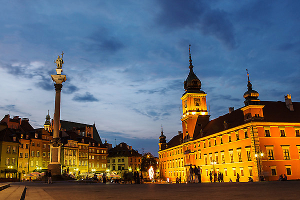 포토 JPG 해외풍경 유럽 야경 사람 야외 건물 보행자 동유럽 폴란드 구시가지 바르샤바 국내포토 해외 건축물 나라 풍경 야간 파일형식 풍경_경치