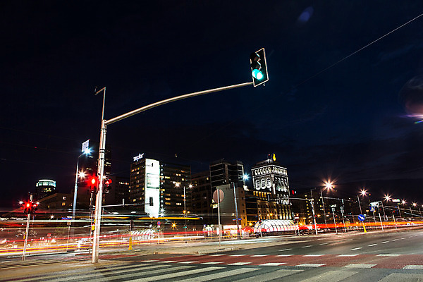 포토 JPG 해외풍경 유럽 도로 야경 사람없음 야외 건물 도시 신호등 동유럽 폴란드 바르샤바 국내포토 해외 건축물 나라 길 교통시설 풍경 야간 파일형식 풍경_경치