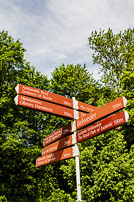 포토 JPG 주간 나무 식물 해외풍경 공원 유럽 자연 풍경 사람없음 야외 표지판 동유럽 폴란드 바르샤바 와지엔키공원 국내포토 자연요소 해외 공공시설 나라 알림판 생태계 파일형식