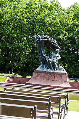 포토 JPG 주간 나무 식물 해외풍경 공원 유럽 벤치 자연 풍경 사람없음 야외 동상 동유럽 폴란드 바르샤바 와지엔키공원 국내포토 자연요소 해외 공공시설 나라 의자 조형물 생태계 기념물 파일형식