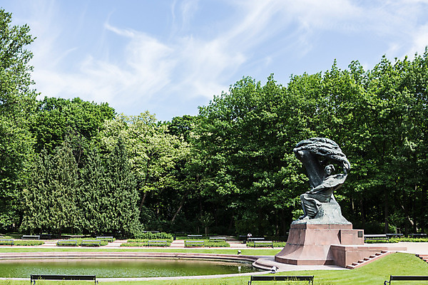 포토 JPG 주간 나무 식물 구름 해외풍경 공원 유럽 자연 하늘 풍경 사람없음 야외 동상 동유럽 폴란드 바르샤바 와지엔키공원 국내포토 자연요소 해외 공공시설 나라 조형물 생태계 기념물 파일형식