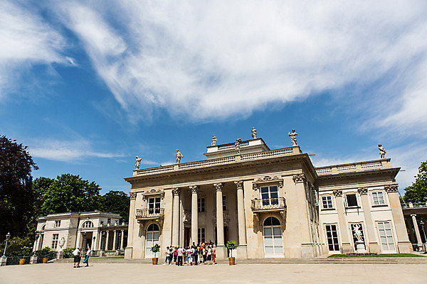 포토 JPG 주간 구름 해외풍경 유럽 하늘 사람 풍경 여러명 야외 여행객 궁전 동유럽 폴란드 바르샤바 와지엔키공원 와지엔키궁전 국내포토 자연요소 해외 공원 나라 다수 고건축 파일형식