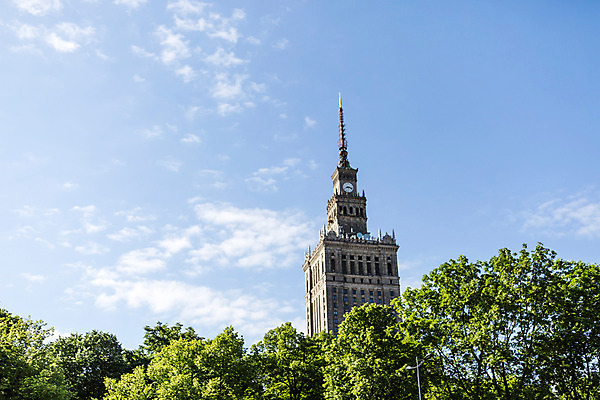 포토 JPG 주간 나무 식물 해외풍경 유럽 하늘 풍경 사람없음 야외 건물 탑 동유럽 폴란드 바르샤바 문학과학궁전 국내포토 자연요소 해외 건축물 나라 궁전 파일형식