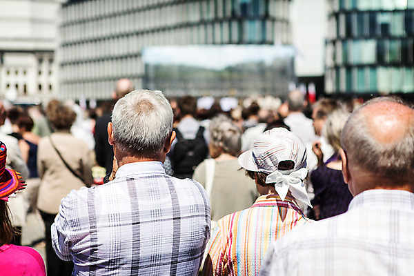 포토 JPG 주간 해외풍경 유럽 사람 풍경 빌딩 여러명 야외 건물 아웃포커스 군중 광장 동유럽 폴란드 바르샤바 국내포토 자연요소 해외 건축물 나라 다수 촬영기법 파일형식