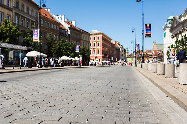 포토 JPG 주간 해외풍경 유럽 거리 사람 풍경 여러명 야외 건물 아웃포커스 보행자 동유럽 폴란드 구시가지 바르샤바 국내포토 자연요소 해외 건축물 나라 다수 촬영기법 파일형식