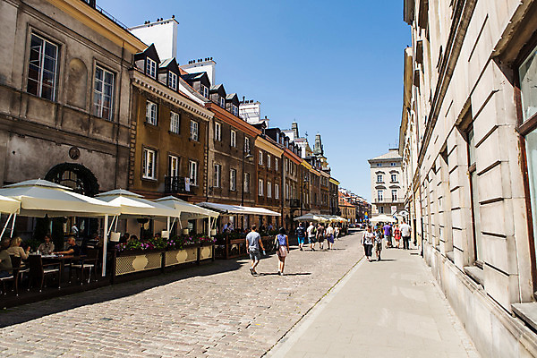 포토 JPG 주간 해외풍경 유럽 거리 사람 풍경 여러명 야외 건물 발코니 보행자 동유럽 폴란드 구시가지 바르샤바 국내포토 자연요소 해외 건축물 나라 다수 파일형식