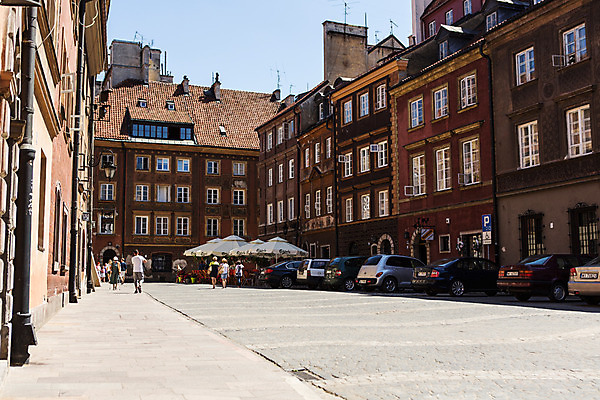 포토 JPG 주간 해외풍경 유럽 자동차 거리 사람 풍경 여러명 야외 건물 보행자 동유럽 폴란드 구시가지 바르샤바 국내포토 자연요소 해외 건축물 나라 육상교통 다수 파일형식