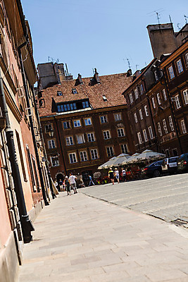 포토 JPG 주간 해외풍경 유럽 자동차 거리 사람 풍경 여러명 야외 건물 보행자 동유럽 폴란드 구시가지 바르샤바 국내포토 자연요소 해외 건축물 나라 육상교통 다수 파일형식