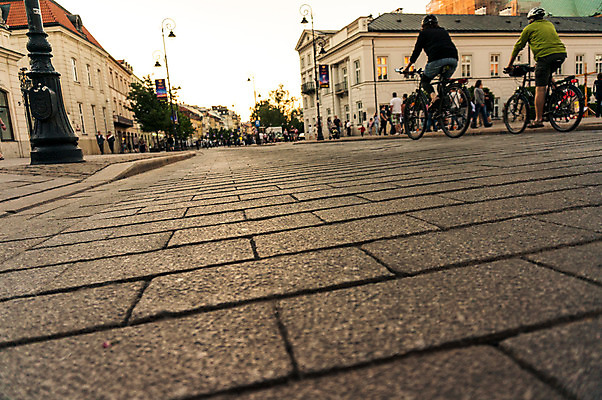 포토 JPG 주간 해외풍경 유럽 도로 사람 풍경 여러명 야외 자전거 보행자 동유럽 폴란드 구시가지 바르샤바 국내포토 자연요소 해외 나라 길 다수 교통시설 바이크 파일형식