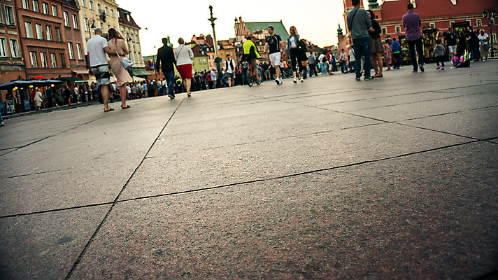 포토 JPG 주간 해외풍경 유럽 도로 사람 풍경 여러명 야외 건물 보행자 동유럽 폴란드 구시가지 바르샤바 국내포토 자연요소 해외 건축물 나라 길 다수 교통시설 파일형식