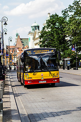포토 JPG 주간 나무 식물 해외풍경 유럽 도로 가로등 버스 풍경 사람없음 야외 동유럽 폴란드 구시가지 바르샤바 국내포토 자연요소 해외 공공시설 나라 길 육상교통 교통시설 대중교통 파일형식