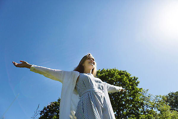 포토 JPG 주간 서양인 외국인 나무 식물 해외풍경 해외 라이프스타일 공원 여자 로우앵글 팔벌리기 휴식 한명 사람 20대 성인 야외 일상 자유 폴란드 바르샤바 와지엔키공원 여자만 여자한명만 성인여자만 청년만 청년여자만 성인한명만 청년여자한명만 성인여자한명만 성인만 국내포토 자연요소 1 공공시설 유럽 뷰포인트 컨셉 모션 인종 풍경 청년 라이프 생활 파일형식