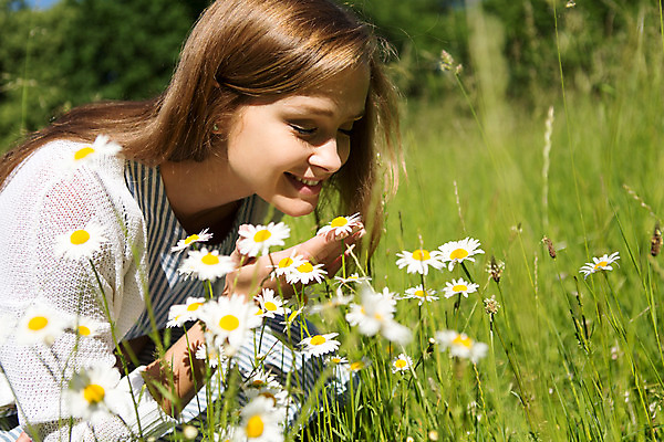 포토 JPG 주간 서양인 외국인 나무 식물 해외풍경 해외 라이프스타일 공원 여자 꽃 휴식 한명 사람 20대 성인 야외 일상 자유 냄새 폴란드 바르샤바 와지엔키공원 여자만 여자한명만 성인여자만 청년만 청년여자만 성인한명만 청년여자한명만 성인여자한명만 성인만 국내포토 자연요소 1 공공시설 유럽 컨셉 인종 풍경 청년 라이프 생활 파일형식