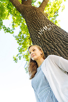 포토 JPG 주간 서양인 외국인 나무 식물 해외풍경 해외 라이프스타일 공원 여자 휴식 한명 사람 상반신 20대 성인 야외 일상 기댐 자유 폴란드 바르샤바 와지엔키공원 여자만 여자한명만 성인여자만 청년만 청년여자만 성인한명만 청년여자한명만 성인여자한명만 성인만 국내포토 자연요소 1 공공시설 유럽 컨셉 모션 인종 풍경 청년 라이프 생활 파일형식