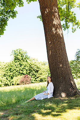 포토 JPG 주간 전신 서양인 외국인 나무 식물 해외풍경 해외 라이프스타일 공원 여자 휴식 한명 사람 앉기 잔디 20대 성인 야외 일상 자유 폴란드 바르샤바 와지엔키공원 여자만 여자한명만 성인여자만 청년만 청년여자만 성인한명만 청년여자한명만 성인여자한명만 성인만 국내포토 자연요소 1 공공시설 유럽 컨셉 모션 인종 풍경 청년 라이프 생활 파일형식