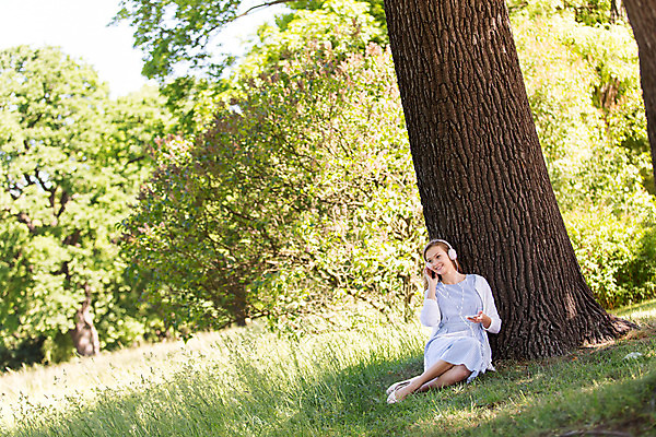포토 JPG 주간 전신 서양인 외국인 나무 식물 해외풍경 해외 라이프스타일 공원 여자 휴식 한명 사람 앉기 20대 성인 야외 일상 헤드셋 음악감상 자유 폴란드 바르샤바 와지엔키공원 여자만 여자한명만 성인여자만 청년만 청년여자만 성인한명만 청년여자한명만 성인여자한명만 성인만 국내포토 자연요소 1 공공시설 유럽 음향기기 컨셉 모션 인종 풍경 청년 라이프 생활 헤드폰 감상 파일형식