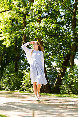 포토 JPG 주간 전신 서양인 외국인 나무 식물 해외풍경 해외 라이프스타일 공원 여자 휴식 한명 사람 20대 성인 야외 일상 걷기 산책 자유 폴란드 바르샤바 와지엔키공원 여자만 여자한명만 성인여자만 청년만 청년여자만 성인한명만 청년여자한명만 성인여자한명만 성인만 국내포토 자연요소 1 공공시설 유럽 컨셉 모션 인종 풍경 청년 라이프 생활 파일형식