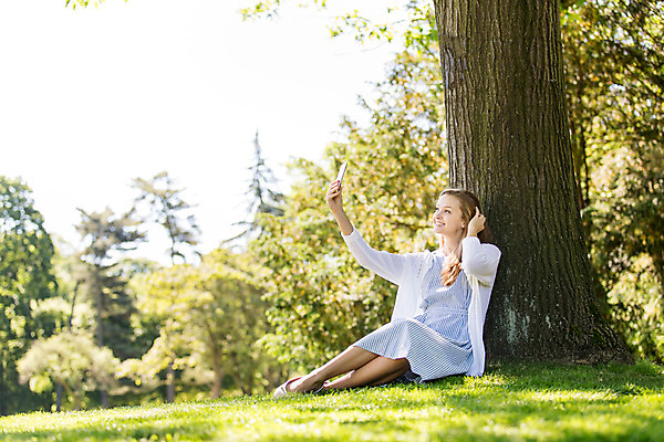 포토 JPG 주간 서양인 외국인 나무 식물 해외풍경 해외 라이프스타일 공원 여자 휴식 한명 사람 20대 성인 야외 일상 스마트폰 자유 폴란드 바르샤바 와지엔키공원 여자만 여자한명만 성인여자만 청년만 청년여자만 성인한명만 청년여자한명만 성인여자한명만 성인만 국내포토 자연요소 1 공공시설 유럽 컨셉 인종 풍경 청년 라이프 생활 핸드폰 스마트기기 파일형식