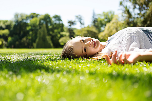 포토 JPG 주간 서양인 외국인 나무 식물 해외풍경 해외 라이프스타일 공원 여자 휴식 한명 사람 20대 성인 야외 일상 눕기 자유 선탠 폴란드 바르샤바 와지엔키공원 여자만 여자한명만 성인여자만 청년만 청년여자만 성인한명만 청년여자한명만 성인여자한명만 성인만 국내포토 자연요소 1 공공시설 유럽 컨셉 모션 인종 풍경 청년 라이프 생활 파일형식