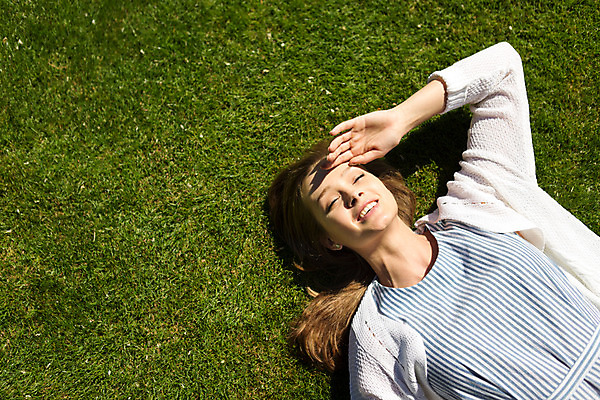 포토 JPG 주간 서양인 외국인 나무 식물 해외풍경 해외 라이프스타일 공원 여자 휴식 한명 사람 20대 성인 야외 일상 눕기 자유 선탠 폴란드 바르샤바 와지엔키공원 여자만 여자한명만 성인여자만 청년만 청년여자만 성인한명만 청년여자한명만 성인여자한명만 성인만 국내포토 자연요소 1 공공시설 유럽 컨셉 모션 인종 풍경 청년 라이프 생활 파일형식