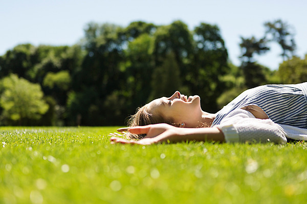 포토 JPG 주간 서양인 외국인 나무 식물 해외풍경 해외 라이프스타일 공원 여자 휴식 한명 사람 20대 성인 야외 일상 눕기 자유 선탠 폴란드 바르샤바 와지엔키공원 여자만 여자한명만 성인여자만 청년만 청년여자만 성인한명만 청년여자한명만 성인여자한명만 성인만 국내포토 자연요소 1 공공시설 유럽 컨셉 모션 인종 풍경 청년 라이프 생활 파일형식