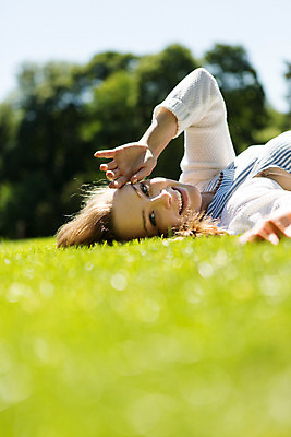 포토 JPG 주간 서양인 외국인 나무 식물 해외풍경 해외 라이프스타일 공원 여자 휴식 한명 사람 20대 성인 야외 일상 눕기 자유 선탠 폴란드 바르샤바 와지엔키공원 여자만 여자한명만 성인여자만 청년만 청년여자만 성인한명만 청년여자한명만 성인여자한명만 성인만 국내포토 자연요소 1 공공시설 유럽 컨셉 모션 인종 풍경 청년 라이프 생활 파일형식