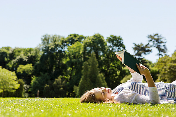 포토 JPG 주간 서양인 외국인 나무 식물 해외풍경 해외 라이프스타일 공원 여자 휴식 한명 사람 20대 성인 야외 일상 책 눕기 독서 자유 선탠 폴란드 바르샤바 와지엔키공원 여자만 여자한명만 성인여자만 청년만 청년여자만 성인한명만 청년여자한명만 성인여자한명만 성인만 국내포토 자연요소 1 공공시설 유럽 컨셉 모션 인종 풍경 청년 라이프 생활 파일형식