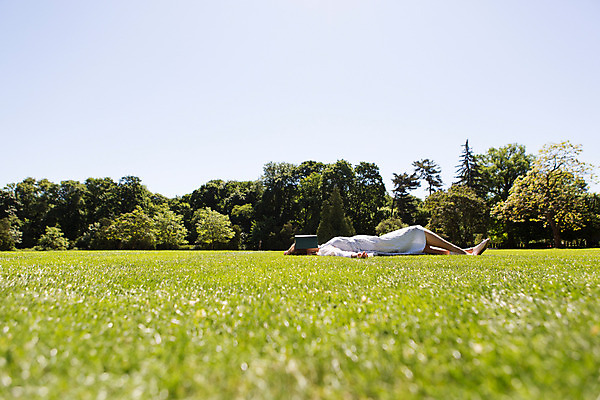 포토 JPG 주간 전신 서양인 외국인 나무 식물 해외풍경 해외 라이프스타일 공원 여자 휴식 한명 사람 20대 성인 야외 일상 책 눕기 자유 선탠 폴란드 바르샤바 와지엔키공원 여자만 여자한명만 성인여자만 청년만 청년여자만 성인한명만 청년여자한명만 성인여자한명만 성인만 국내포토 자연요소 1 공공시설 유럽 컨셉 모션 인종 풍경 청년 라이프 생활 파일형식