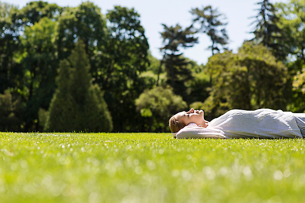 포토 JPG 주간 서양인 외국인 나무 식물 해외풍경 해외 라이프스타일 공원 여자 휴식 한명 사람 상반신 20대 성인 야외 일상 눕기 헤드셋 음악감상 자유 선탠 폴란드 바르샤바 와지엔키공원 여자만 여자한명만 성인여자만 청년만 청년여자만 성인한명만 청년여자한명만 성인여자한명만 성인만 국내포토 자연요소 1 공공시설 유럽 음향기기 컨셉 모션 인종 풍경 청년 라이프 생활 헤드폰 감상 파일형식