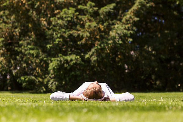 포토 JPG 주간 서양인 외국인 나무 식물 해외풍경 해외 라이프스타일 공원 여자 휴식 한명 사람 20대 성인 야외 일상 눕기 헤드셋 음악감상 자유 선탠 폴란드 바르샤바 와지엔키공원 여자만 여자한명만 성인여자만 청년만 청년여자만 성인한명만 청년여자한명만 성인여자한명만 성인만 국내포토 자연요소 1 공공시설 유럽 음향기기 컨셉 모션 인종 풍경 청년 라이프 생활 헤드폰 감상 파일형식