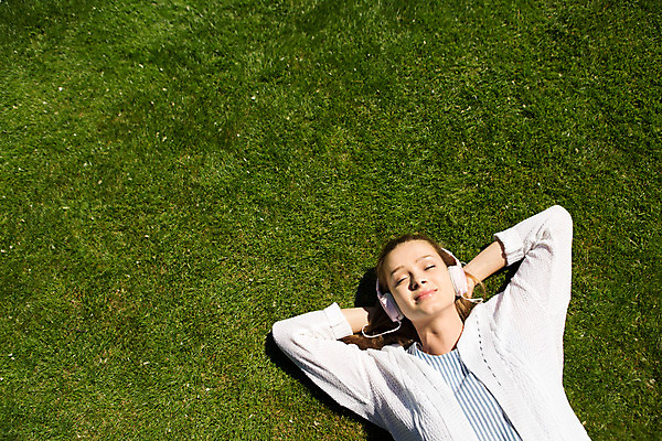 포토 JPG 주간 서양인 외국인 나무 식물 해외풍경 해외 라이프스타일 공원 여자 휴식 한명 사람 20대 성인 야외 일상 눕기 헤드셋 음악감상 자유 선탠 폴란드 바르샤바 와지엔키공원 여자만 여자한명만 성인여자만 청년만 청년여자만 성인한명만 청년여자한명만 성인여자한명만 성인만 국내포토 자연요소 1 공공시설 유럽 음향기기 컨셉 모션 인종 풍경 청년 라이프 생활 헤드폰 감상 파일형식