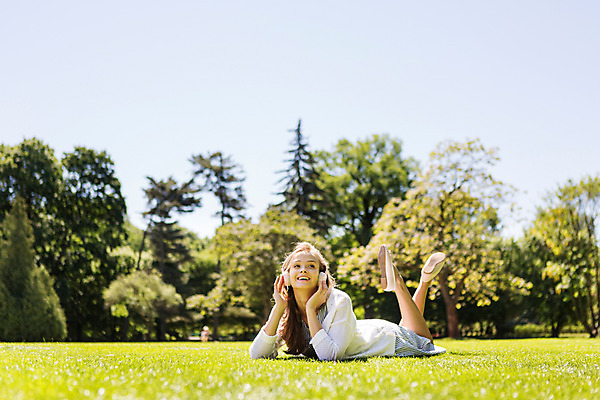 포토 JPG 주간 전신 서양인 외국인 나무 식물 해외풍경 해외 라이프스타일 공원 여자 엎드리기 휴식 한명 사람 20대 성인 야외 일상 헤드셋 음악감상 자유 폴란드 바르샤바 와지엔키공원 여자만 여자한명만 성인여자만 청년만 청년여자만 성인한명만 청년여자한명만 성인여자한명만 성인만 국내포토 자연요소 1 공공시설 유럽 음향기기 컨셉 모션 인종 풍경 청년 라이프 생활 헤드폰 감상 파일형식