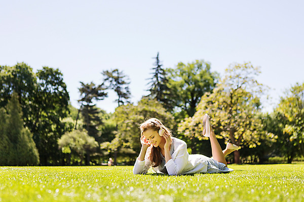 포토 JPG 주간 전신 서양인 외국인 나무 식물 해외풍경 해외 라이프스타일 공원 여자 엎드리기 휴식 한명 사람 20대 성인 야외 일상 헤드셋 음악감상 자유 폴란드 바르샤바 와지엔키공원 여자만 여자한명만 성인여자만 청년만 청년여자만 성인한명만 청년여자한명만 성인여자한명만 성인만 국내포토 자연요소 1 공공시설 유럽 음향기기 컨셉 모션 인종 풍경 청년 라이프 생활 헤드폰 감상 파일형식