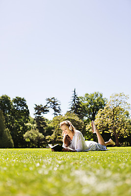 포토 JPG 주간 전신 서양인 외국인 나무 식물 해외풍경 해외 라이프스타일 공원 여자 엎드리기 휴식 한명 사람 20대 성인 야외 일상 책 독서 헤드셋 음악감상 자유 폴란드 바르샤바 와지엔키공원 여자만 여자한명만 성인여자만 청년만 청년여자만 성인한명만 청년여자한명만 성인여자한명만 성인만 국내포토 자연요소 1 공공시설 유럽 음향기기 컨셉 모션 인종 풍경 청년 라이프 생활 헤드폰 감상 파일형식