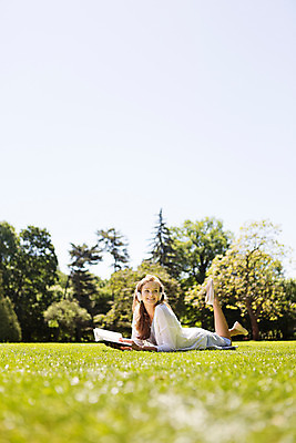 포토 JPG 주간 서양인 외국인 나무 식물 해외풍경 해외 라이프스타일 공원 여자 휴식 한명 사람 20대 성인 야외 일상 책 독서 헤드셋 음악감상 자유 폴란드 바르샤바 와지엔키공원 여자만 여자한명만 성인여자만 청년만 청년여자만 성인한명만 청년여자한명만 성인여자한명만 성인만 국내포토 자연요소 1 공공시설 유럽 음향기기 컨셉 인종 풍경 청년 라이프 생활 헤드폰 감상 파일형식