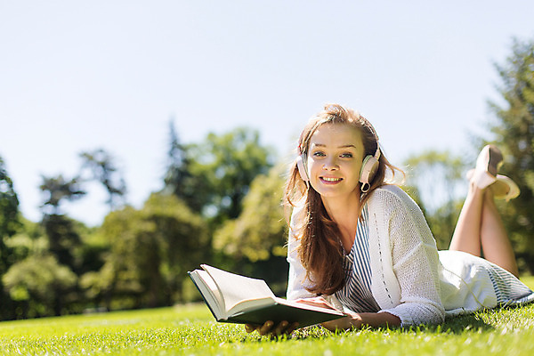 포토 JPG 주간 서양인 외국인 나무 식물 해외풍경 해외 라이프스타일 공원 여자 휴식 한명 사람 20대 성인 야외 일상 책 독서 헤드셋 음악감상 자유 폴란드 바르샤바 와지엔키공원 여자만 여자한명만 성인여자만 청년만 청년여자만 성인한명만 청년여자한명만 성인여자한명만 성인만 국내포토 자연요소 1 공공시설 유럽 음향기기 컨셉 인종 풍경 청년 라이프 생활 헤드폰 감상 파일형식