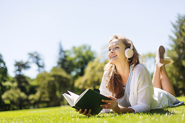 포토 JPG 주간 서양인 외국인 나무 식물 해외풍경 해외 라이프스타일 공원 여자 휴식 한명 사람 20대 성인 야외 일상 책 독서 헤드셋 음악감상 자유 폴란드 바르샤바 와지엔키공원 여자만 여자한명만 성인여자만 청년만 청년여자만 성인한명만 청년여자한명만 성인여자한명만 성인만 국내포토 자연요소 1 공공시설 유럽 음향기기 컨셉 인종 풍경 청년 라이프 생활 헤드폰 감상 파일형식