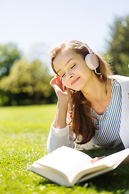 포토 JPG 주간 서양인 외국인 나무 식물 해외풍경 해외 라이프스타일 공원 여자 휴식 한명 사람 20대 성인 야외 일상 책 독서 눈감음 헤드셋 음악감상 자유 폴란드 바르샤바 와지엔키공원 여자만 여자한명만 성인여자만 청년만 청년여자만 성인한명만 청년여자한명만 성인여자한명만 성인만 국내포토 자연요소 1 공공시설 유럽 음향기기 컨셉 모션 인종 풍경 청년 라이프 생활 헤드폰 감상 파일형식