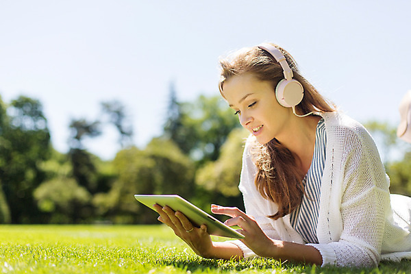 포토 JPG 주간 서양인 외국인 나무 식물 해외풍경 해외 라이프스타일 공원 여자 엎드리기 휴식 한명 사람 20대 성인 야외 일상 태블릿 헤드셋 음악감상 자유 폴란드 바르샤바 와지엔키공원 여자만 여자한명만 성인여자만 청년만 청년여자만 성인한명만 청년여자한명만 성인여자한명만 성인만 국내포토 자연요소 1 공공시설 유럽 음향기기 컨셉 모션 인종 풍경 청년 라이프 생활 전자제품 스마트기기 헤드폰 감상 파일형식