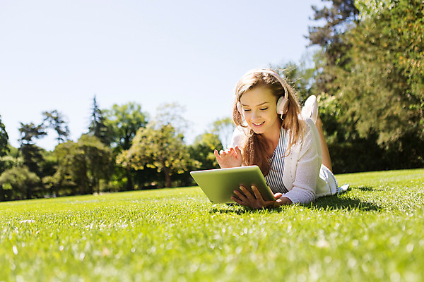 포토 JPG 주간 서양인 외국인 나무 식물 해외풍경 해외 라이프스타일 공원 여자 엎드리기 휴식 한명 사람 20대 성인 야외 일상 태블릿 헤드셋 음악감상 자유 폴란드 바르샤바 와지엔키공원 여자만 여자한명만 성인여자만 청년만 청년여자만 성인한명만 청년여자한명만 성인여자한명만 성인만 국내포토 자연요소 1 공공시설 유럽 음향기기 컨셉 모션 인종 풍경 청년 라이프 생활 전자제품 스마트기기 헤드폰 감상 파일형식