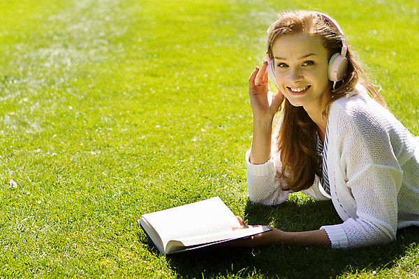 포토 JPG 주간 서양인 외국인 나무 식물 해외풍경 해외 라이프스타일 공원 여자 휴식 한명 사람 20대 성인 야외 일상 책 독서 헤드셋 음악감상 자유 폴란드 바르샤바 와지엔키공원 여자만 여자한명만 성인여자만 청년만 청년여자만 성인한명만 청년여자한명만 성인여자한명만 성인만 국내포토 자연요소 1 공공시설 유럽 음향기기 컨셉 인종 풍경 청년 라이프 생활 헤드폰 감상 파일형식