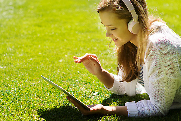 포토 JPG 주간 서양인 외국인 나무 식물 해외풍경 해외 라이프스타일 공원 여자 휴식 한명 사람 20대 성인 야외 일상 태블릿 헤드셋 음악감상 자유 폴란드 바르샤바 와지엔키공원 여자만 여자한명만 성인여자만 청년만 청년여자만 성인한명만 청년여자한명만 성인여자한명만 성인만 국내포토 자연요소 1 공공시설 유럽 음향기기 컨셉 인종 풍경 청년 라이프 생활 전자제품 스마트기기 헤드폰 감상 파일형식