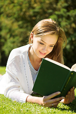 포토 JPG 주간 서양인 외국인 나무 식물 해외풍경 해외 라이프스타일 공원 여자 엎드리기 휴식 한명 사람 20대 성인 야외 일상 책 독서 자유 폴란드 바르샤바 와지엔키공원 여자만 여자한명만 성인여자만 청년만 청년여자만 성인한명만 청년여자한명만 성인여자한명만 성인만 국내포토 자연요소 1 공공시설 유럽 컨셉 모션 인종 풍경 청년 라이프 생활 파일형식