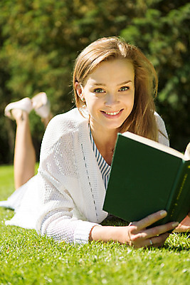 포토 JPG 주간 서양인 외국인 나무 식물 해외풍경 해외 라이프스타일 공원 여자 엎드리기 휴식 한명 사람 20대 성인 야외 일상 책 독서 자유 폴란드 바르샤바 와지엔키공원 여자만 여자한명만 성인여자만 청년만 청년여자만 성인한명만 청년여자한명만 성인여자한명만 성인만 국내포토 자연요소 1 공공시설 유럽 컨셉 모션 인종 풍경 청년 라이프 생활 파일형식