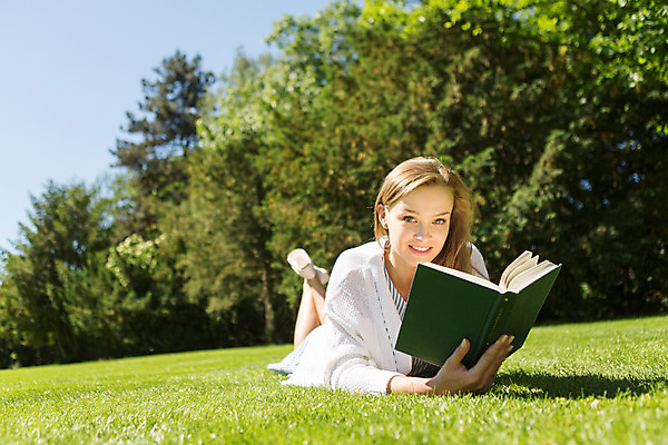 포토 JPG 주간 서양인 외국인 나무 식물 해외풍경 해외 라이프스타일 공원 여자 엎드리기 휴식 한명 사람 20대 성인 야외 일상 책 독서 자유 폴란드 바르샤바 와지엔키공원 여자만 여자한명만 성인여자만 청년만 청년여자만 성인한명만 청년여자한명만 성인여자한명만 성인만 국내포토 자연요소 1 공공시설 유럽 컨셉 모션 인종 풍경 청년 라이프 생활 파일형식
