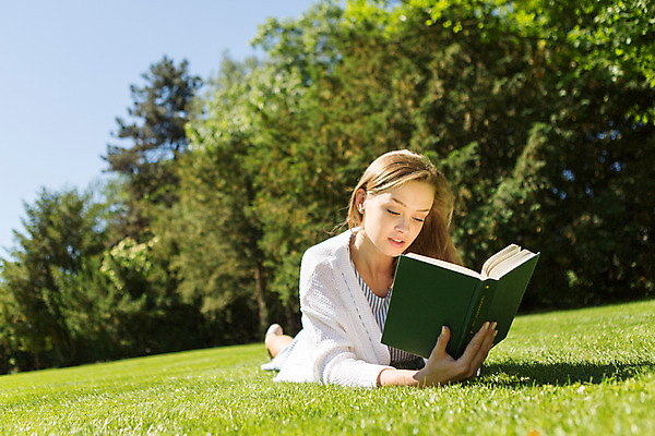 포토 JPG 주간 서양인 외국인 나무 식물 해외풍경 해외 라이프스타일 공원 여자 엎드리기 휴식 한명 사람 20대 성인 야외 일상 책 독서 자유 폴란드 바르샤바 와지엔키공원 여자만 여자한명만 성인여자만 청년만 청년여자만 성인한명만 청년여자한명만 성인여자한명만 성인만 국내포토 자연요소 1 공공시설 유럽 컨셉 모션 인종 풍경 청년 라이프 생활 파일형식