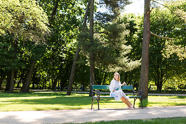포토 JPG 주간 전신 서양인 외국인 나무 식물 해외풍경 해외 라이프스타일 공원 여자 벤치 휴식 한명 사람 앉기 20대 성인 야외 일상 자유 폴란드 바르샤바 와지엔키공원 여자만 여자한명만 성인여자만 청년만 청년여자만 성인한명만 청년여자한명만 성인여자한명만 성인만 국내포토 자연요소 1 공공시설 유럽 컨셉 의자 모션 인종 풍경 청년 라이프 생활 파일형식