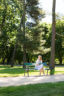 포토 JPG 주간 전신 서양인 외국인 나무 식물 해외풍경 해외 라이프스타일 공원 여자 벤치 휴식 한명 사람 앉기 20대 성인 야외 일상 자유 폴란드 바르샤바 와지엔키공원 여자만 여자한명만 성인여자만 청년만 청년여자만 성인한명만 청년여자한명만 성인여자한명만 성인만 국내포토 자연요소 1 공공시설 유럽 컨셉 의자 모션 인종 풍경 청년 라이프 생활 파일형식